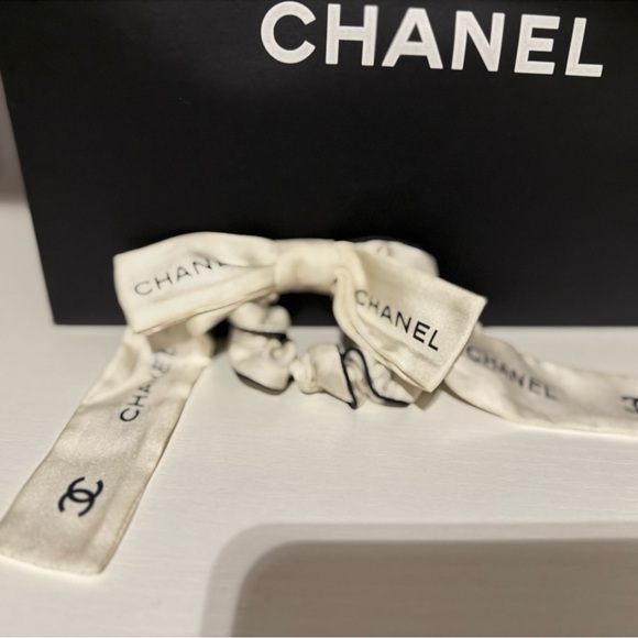 CHANEL HAIR TIE SILK OFF WHITE PREOWNED - Picture 4 of 8